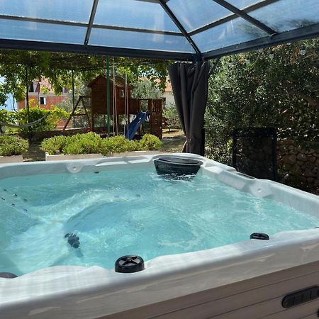 Vacation House Marin With Jacuzzi - Bol, Brac Esterno foto