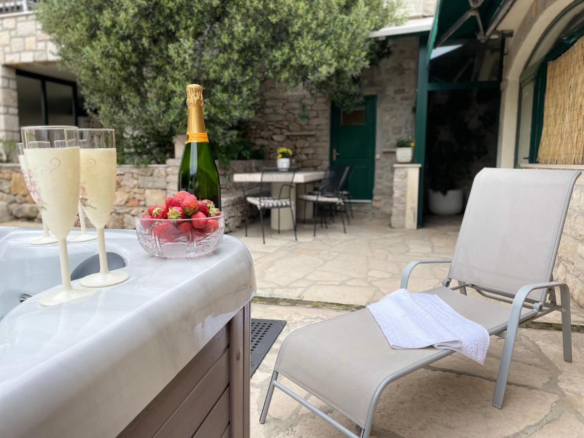 Vacation House Marin With Jacuzzi - Bol, Brac Esterno foto